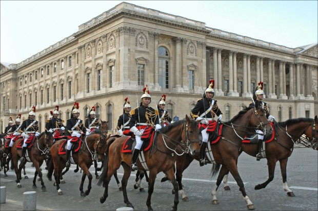 La Garde Républicaine devant le Palais du Louvre