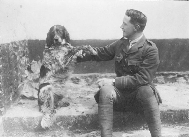 Le lieutenant-colonel John McCrae et son chien Bonneau