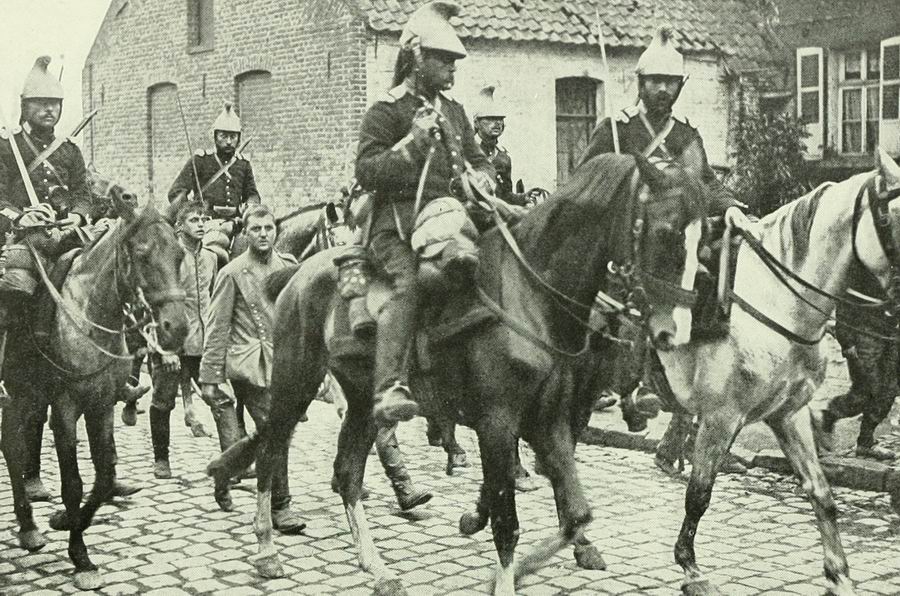 Les animaux, héros oubliés de la Grande Guerre . French_cavalry_prisonners